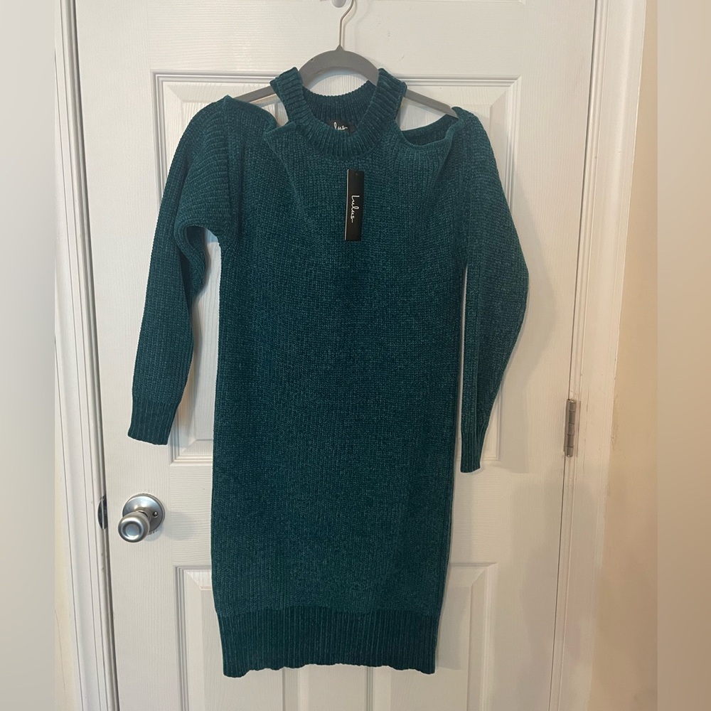 LuLus green sweater dress. NEW with tags. Open Shoulders. Size xsmall